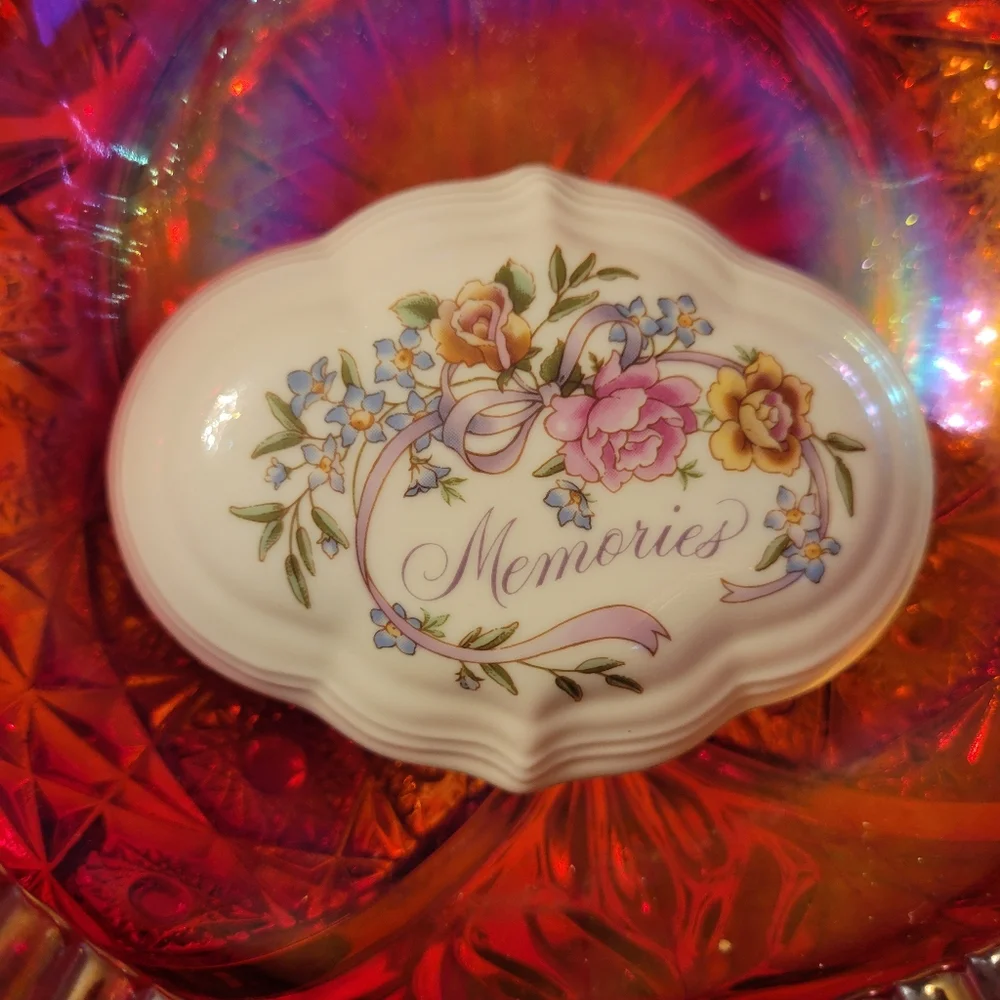 1983 Avon Memories Trinket Box w/ 